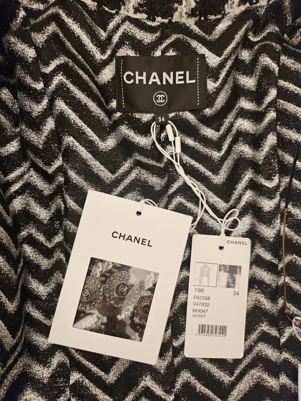 CHANEL 19K Fall-Winter 2019 Houndstooth Shimmer Tweed Jacket, FR 34, US 2 - Picture 10 of 16